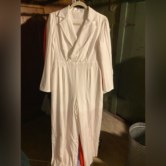 Fun white jumpsuit - Picture 2 of 3